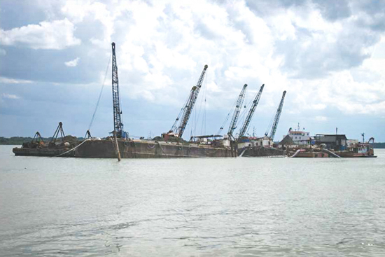 Sand Barges unloading sand into Hopper Barges and Barge unloader pumping sand to project site